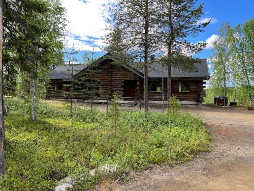 a log cabin with a road in front of it at Keloparitalon loma-asunto Ylläs-näkymällä ja paljulla in Ylläsjärvi