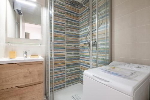 uma casa de banho com um chuveiro, um WC e um lavatório. em Résidence le Hameau de Cap Esterel - maeva Home - Appartement 2 Pièces 7 Pe 11 em Saint-Raphaël