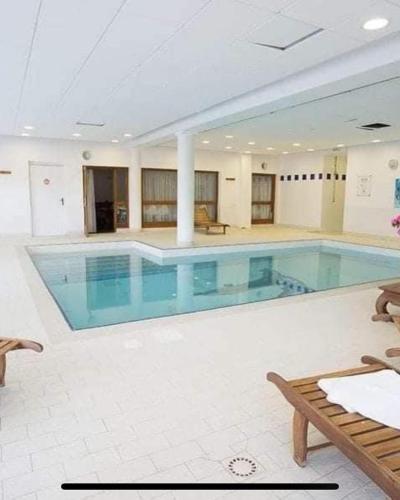 une grande piscine dans un grand bâtiment dans l'établissement Appartement 4 personnes avec piscine intérieure, à Puy-Saint-Vincent