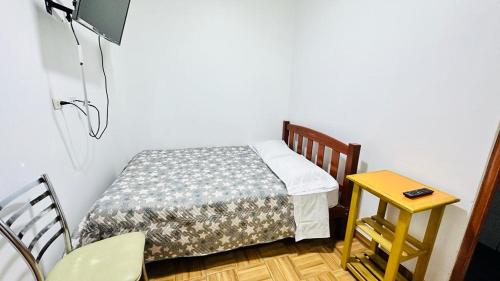 滁林的住宿－Hostal príncipe，一间小卧室,配有一张床和一张桌子