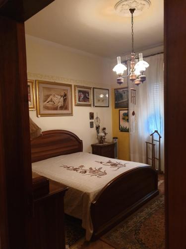 Una cama o camas en una habitación de La casa del Glicine