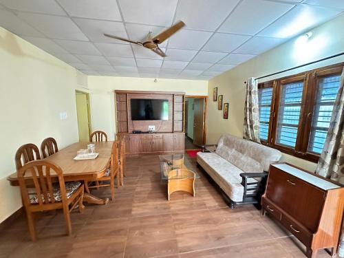 TV a/nebo společenská místnost v ubytování Parvati Home Stay