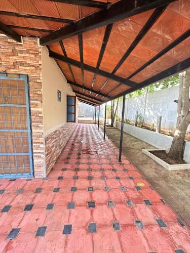 un corridoio vuoto di un edificio con muro di mattoni di Parvati Home Stay a Mysore