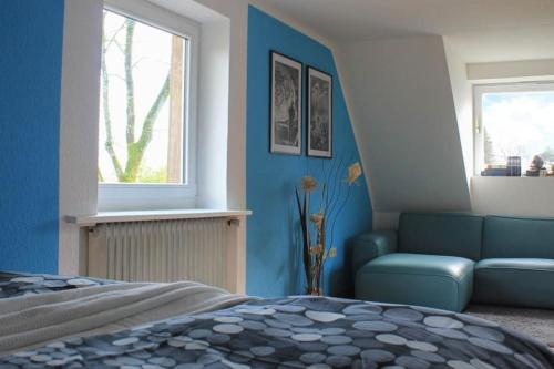 um quarto com uma cama, um sofá e uma janela em Casa Angres - Lüneburger Heide 