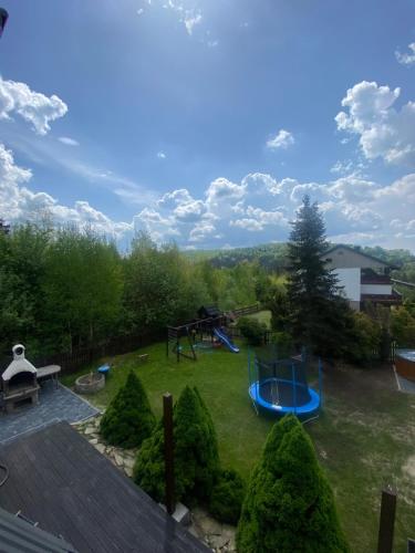 Blick auf einen Garten mit Spielplatz in der Unterkunft Istebna Pełna chata in Istebna