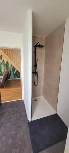 - une douche à l'italienne dans une chambre avec escalier dans l'établissement Maison Esprit Nature - Puy du Fou, à Saint-Laurent-sur-Sèvre