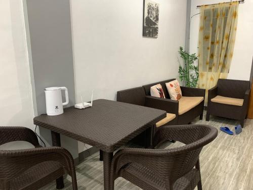 RomblonにあるRomblon Transient House 2nd Floorのテーブルと椅子のあるダイニングルーム