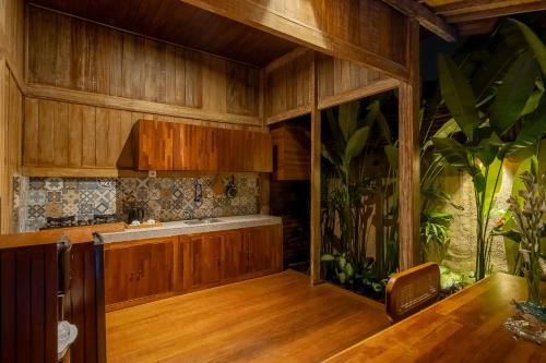 - une cuisine avec un aquarium dans une pièce dans l'établissement The Ulon Ubud Villa, à Ubud