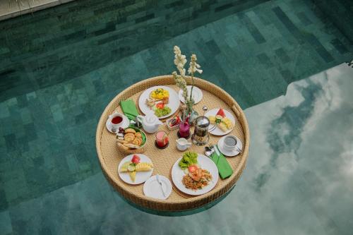 The Ulon Ubud Villa في أوبود: منظر علوي لطاولة تحتوي على أطباق من الطعام