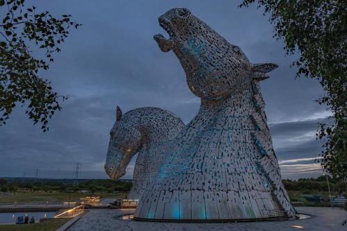 uma estátua de um cavalo feito de vidro em Two bedroom ground floor apartment with garden em Falkirk