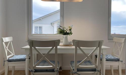 a kitchen with a table and two chairs and a window at Villa Rosalie Sassnitz in Sassnitz