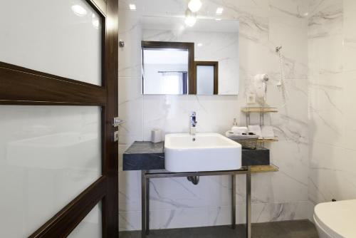 Bilik mandi di Nival Luxury Suites