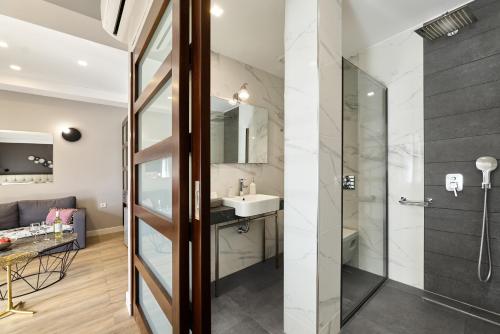 Bilik mandi di Nival Luxury Suites