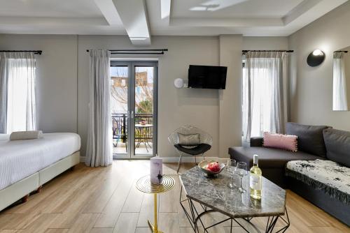 - un salon avec un lit et un canapé dans l'établissement Nival Luxury Suites, à La Canée