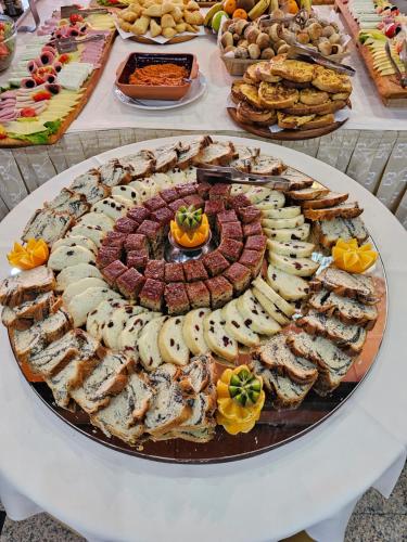 una bandeja de comida en una mesa blanca en Hotel Molika, en Magarevo