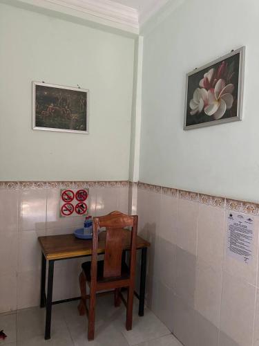 una habitación con una mesa y una silla junto a una mesa en Palm Tree Quest House, en Battambang