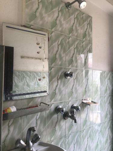 ein Bad mit einem Waschbecken und einem Spiegel in der Unterkunft Diamond Home Stay - Private Rooms in Kathmandu