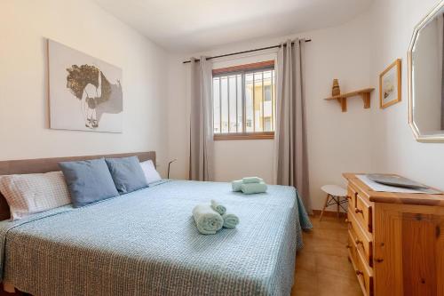 - une chambre avec un lit et 2 serviettes dans l'établissement [Ocean Panorama] Tenerife, à Puerto de Santiago