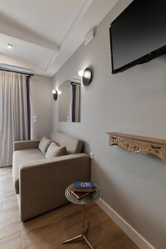 Televisyen dan/atau pusat hiburan di Nival Luxury Suites