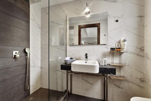 Bilik mandi di Nival Luxury Suites