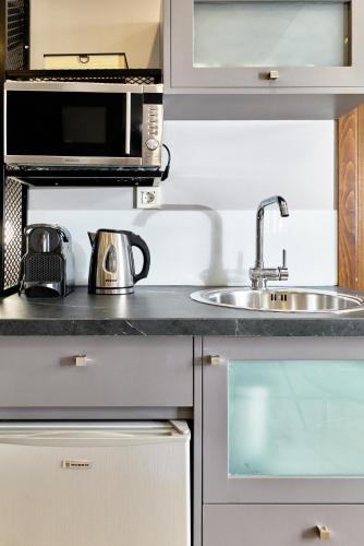 Dapur atau dapur kecil di Nival Luxury Suites