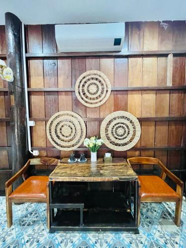 una stanza con un tavolo e due sedie di Wooden house 2 Beds 1 BR 1KCH 1 Dinning Area a Kampot