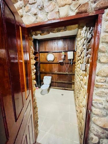 Vonios kambarys apgyvendinimo įstaigoje Wooden house 2 Beds 1 BR 1KCH 1 Dinning Area
