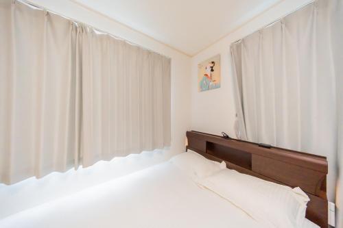 a bedroom with a bed and a large window at Tokyo Private House 大塚の宿 in Tokyo