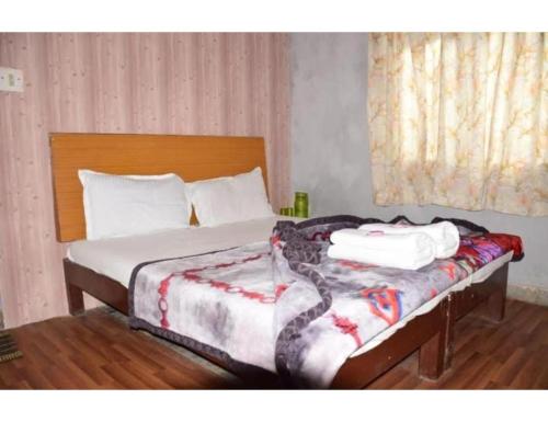 1 dormitorio con 1 cama con 2 toallas en Hotel Narayan Villa, Mount Abu, Rajasthan, en Mount Abu