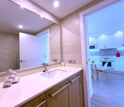 Il comprend une cuisine et une grande salle de bains pourvue d'un lavabo. dans l'établissement Tropicalidays Botanic Garden, à Puerto de la Cruz