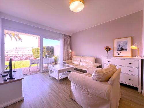 un salon avec un canapé et une télévision dans l'établissement Tropicalidays Botanic Garden, à Puerto de la Cruz