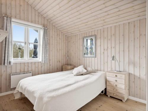 Hemmet的住宿－Holiday home Hemmet VI，卧室配有白色的床和窗户。