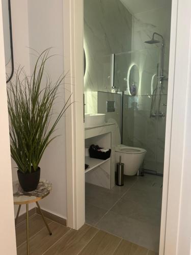 łazienka z wanną, toaletą i umywalką w obiekcie Iliana's apartment 2 w mieście Kardítsa