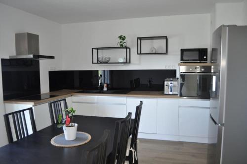 Η κουζίνα ή μικρή κουζίνα στο Spacieux appartement