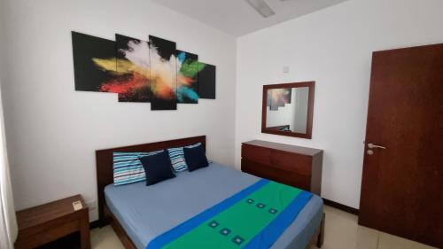 可倫坡的住宿－On320 Residencies，卧室配有一张床,墙上设有镜子