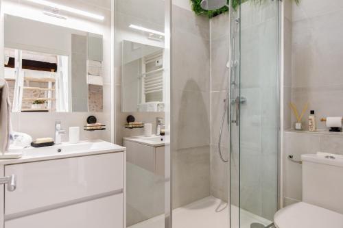 Bathroom sa Incredible loft in Vieil Antibes with AC