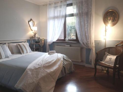 瓦瑞諾博吉的住宿－Appartament Deluxe，卧室配有白色的床和窗户。