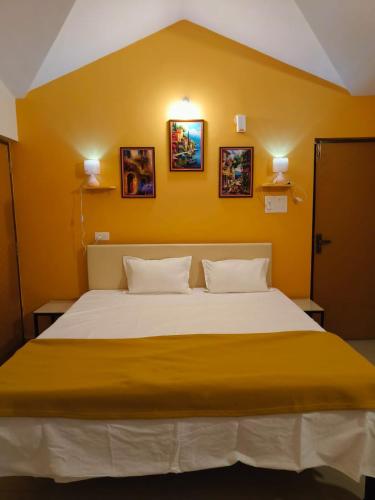 Postel nebo postele na pokoji v ubytování GLEN RESIDENCY