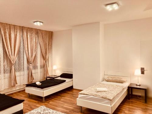 ボンにあるDeluxe Premium Apartmentsのベッドルーム1室(ベッド2台、窓付)