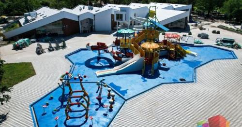 uma vista aérea de um parque aquático com um parque infantil em Grand Vista Apartman em Palić