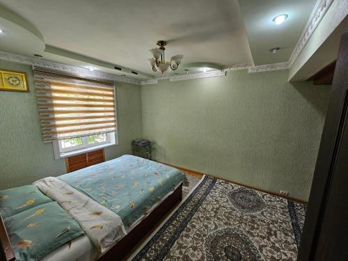 DIlfuza في Yunusobod: غرفة نوم بسرير ونافذة