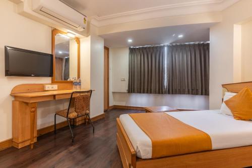 Una televisión o centro de entretenimiento en Hotel Prime