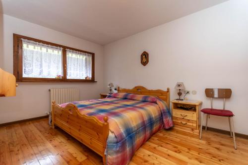 a bedroom with a bed and a table and a chair at Maison Miravalle in Colle Santa Lucia