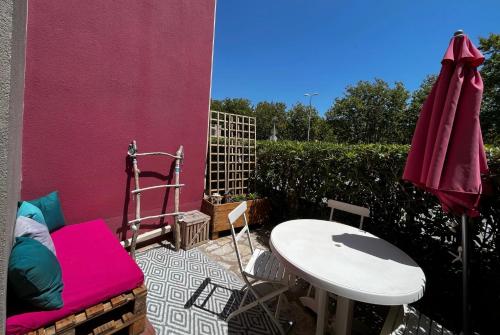 d'une terrasse avec une table, une table et une chaise. dans l'établissement Studio - piscine, proche de la plage et du port, au Cap d'Agde