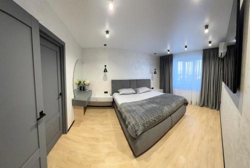 1 dormitorio con 1 cama grande en una habitación en Комфортний люкс, en Khmelʼnytsʼkyy