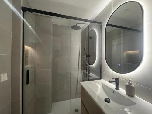 y baño con lavabo y espejo. en Rooms Madrid Río, en Madrid