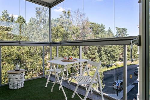 un patio con tavolo e sedie sul balcone. di DreamHouse a Sollentuna