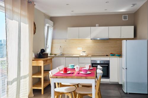 une cuisine avec une table et un réfrigérateur dans l'établissement Logement entier vue mer T3 - plages 15 mn 9ème, à Marseille