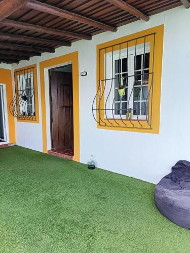 a house with a room with a green lawn at Clã´Destino in Casa Branca