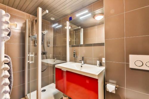 uma casa de banho com um lavatório e um chuveiro em Maison Marie Barrault em Les Herbiers